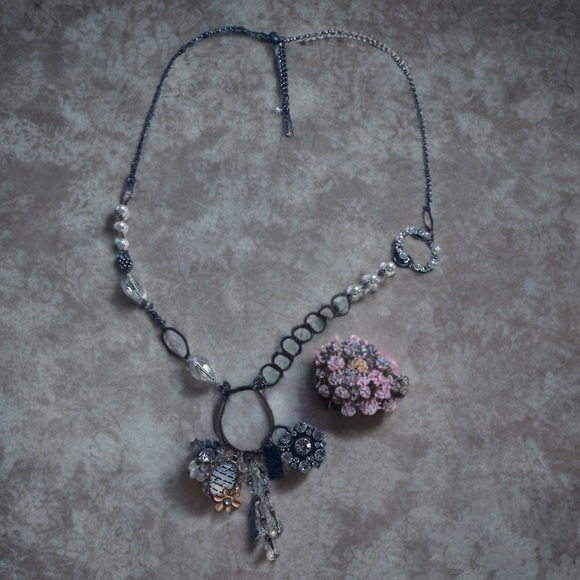 🌹PLUNDER BRONZE DANIELLE PRAY NECKLACE - Picture 1 of 4